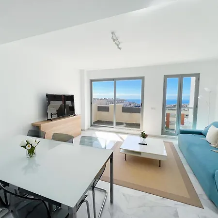 Family With Sea Views, Pool & Internet