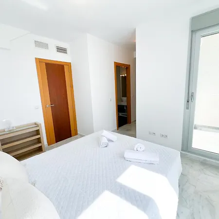 Family With Sea Views, Pool & Internet