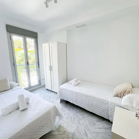 Family With Sea Views, Pool & Internet