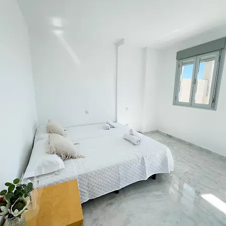 Family With Sea Views, Pool & Internet