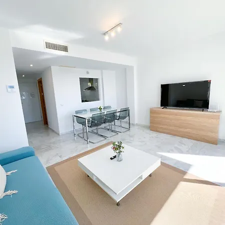 Family With Sea Views, Pool & Internet