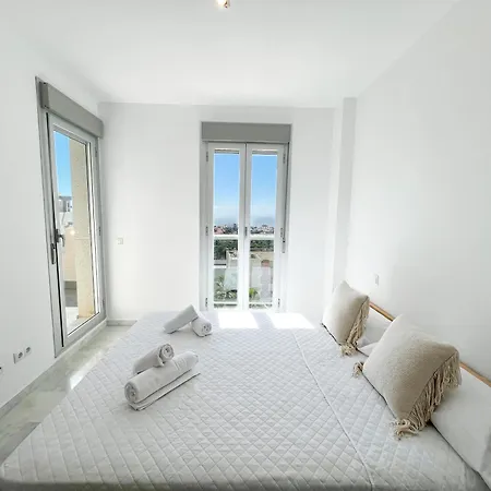 Family With Sea Views, Pool & Internet